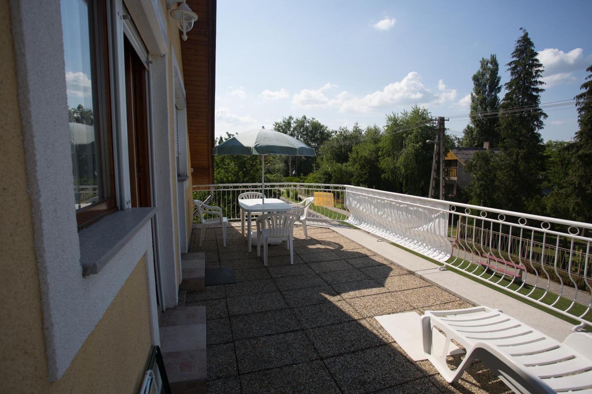 Hajas Familia Kiado Szobak Balatonmariafurdo Exterior photo