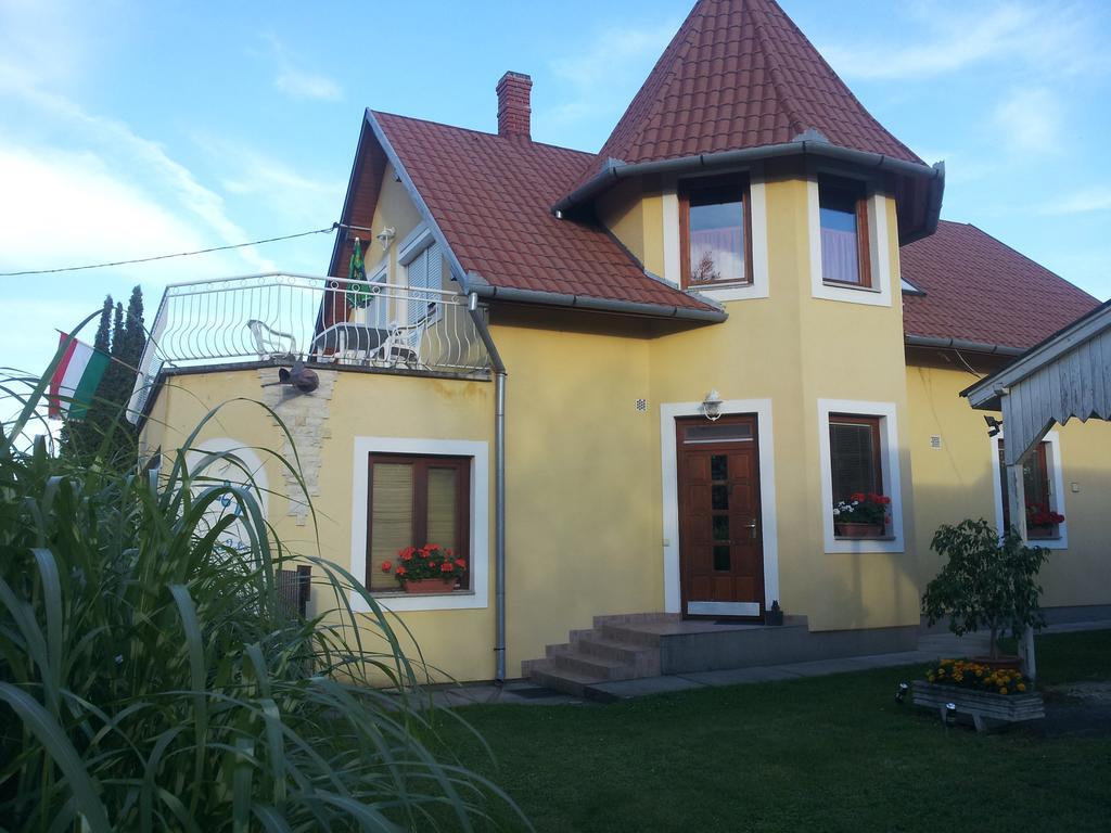 Hajas Familia Kiado Szobak Balatonmariafurdo Exterior photo